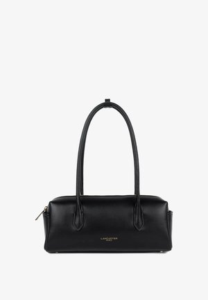 Sac à main en cuir noir avec deux longues poignées, une forme rectangulaire et une fermeture éclair dorée. Présente un logo discret embossé à l'avant.