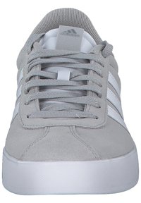 Graue Wildledersneaker mit weißen Lederstreifen, abgerundetem Zehenbereich, dicker weißer Gummisohle und grauem Schnürdesign. Klassischer sportlicher Stil.