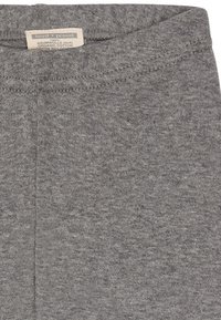 Grijze leggings gemaakt van organisch katoen. Voorzien van een elastische tailleband en zachte, gestructureerde stof met een subtiel heatherpatroon.