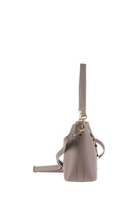 Sac à main en cuir gris au fini texturé, avec quincaillerie en accent doré, une sangle ajustable et une conception à anse supérieure.