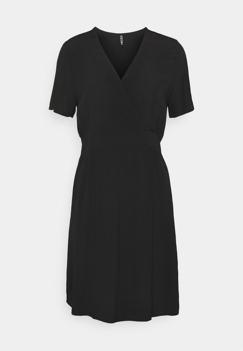 Robe noire à manches courtes avec encolure en V et jupe légèrement évasée. Design simple, longueur au genou avec une couture discrète à la taille.