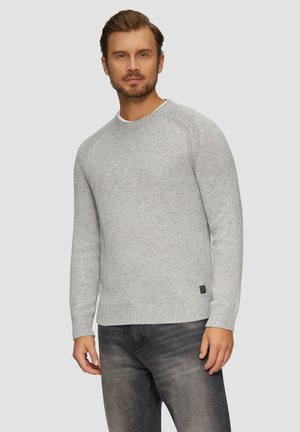 Helles graues Strickpullover mit Rundhalsausschnitt und gerippten Bündchen. Verfügt über ein dezentes Melange-Muster und ein kleines Markenetikett am Saum.