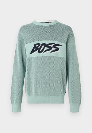 Ανοιχτό πράσινο πλεκτό πουλόβερ με μοτίβο δίχτυ και έντονο μαύρο κείμενο "BOSS" στο στήθος, με ριμπ μανσέτες και τελείωμα.