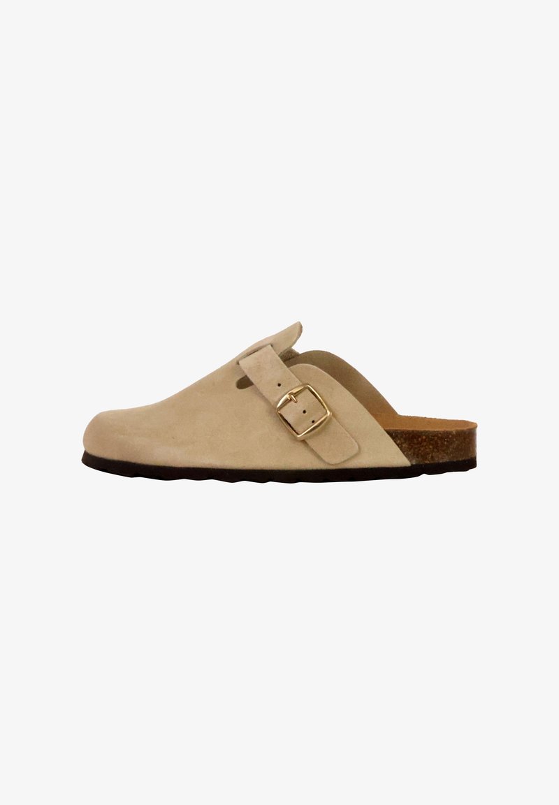 Mocassin en suede beige à enfiler avec une boucle dorée ajustable, semelle intermédiaire en liège brun et semelle extérieure en caoutchouc noir texturé. Design lisse et minimaliste.