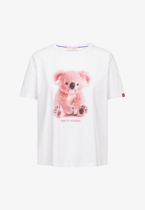 Wit T-shirt met een roze koala die een oorbel draagt en de tekst "Pretty Woman" onder de koala.