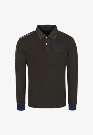 Langärmeliges Poloshirt aus dunkelgrünem Stoff mit geripptem Kragen, blauen Akzenten an den Bündchen und einem gestickten Logo auf der Brust. Detail einer Tasche am linken Ärmel.