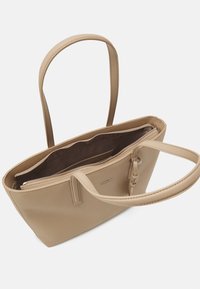 Borsa a tote in finto pelle beige con due lunghe maniglie, chiusura con zip e un interno marrone, che presenta un design spazioso e un sottile dettaglio di branding.
