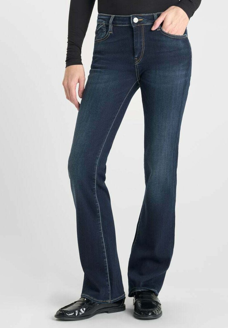 Jean évasé bleu foncé en denim avec cinq poches, une fermeture à bouton et des coutures contrastées le long des seams.