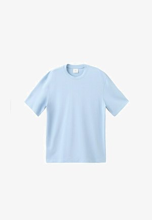 Jasnoniebieska, krótka koszulka z okrągłym dekoltem i regularnym krojem, o gładkiej teksturze tkaniny, prezentowana na białym tle.