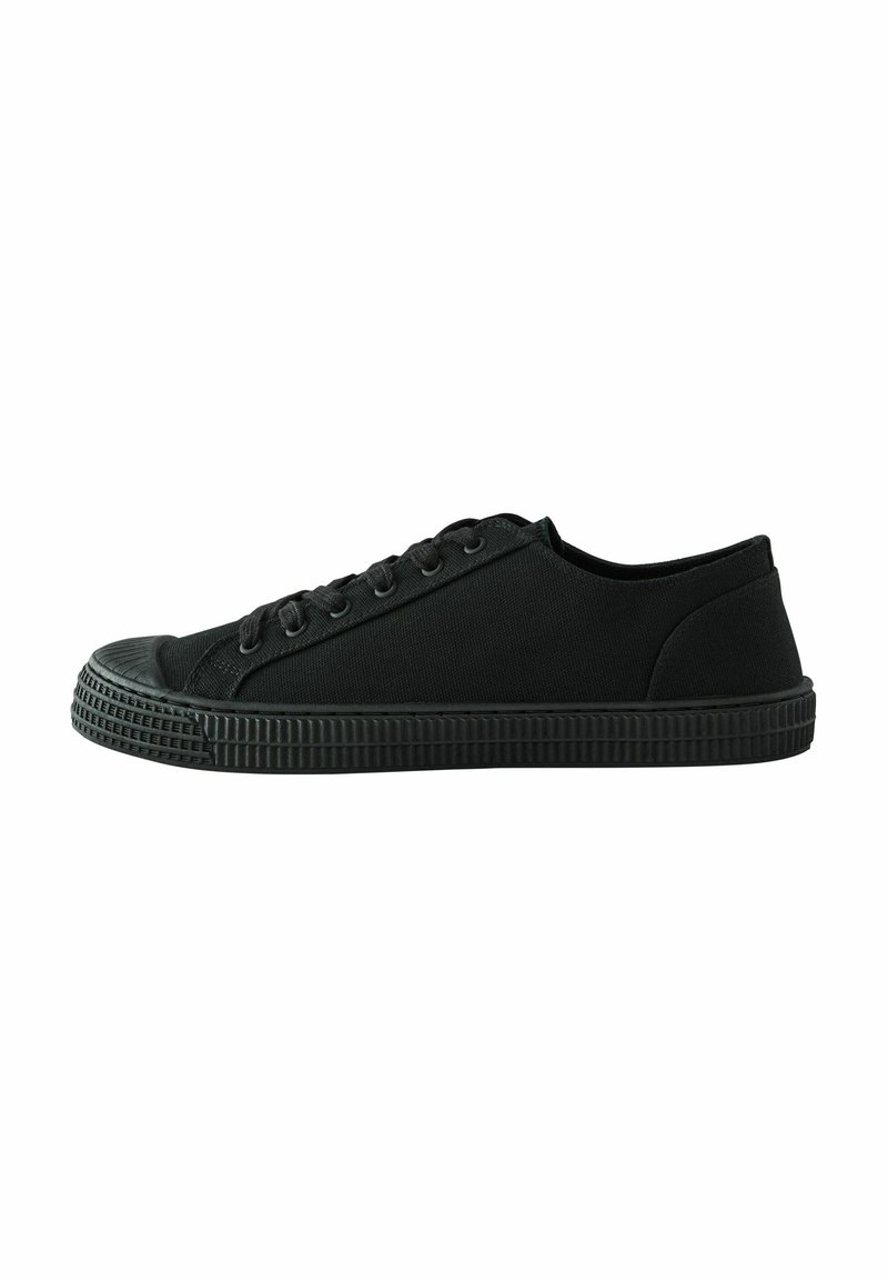 Sorte lærredssneakers med flade gummisåler, rund tå og seks par øsken til snørebånd. Enkel design uden synlige mønstre eller accenter.