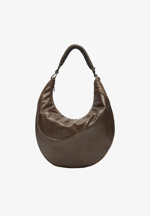 Braune, halbmondförmige Handtasche aus Leder mit geflochtenem Schulterriemen und dezenten Ziernähten auf der Vorderseite.