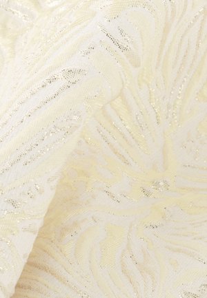 Crèmekleurige stof met verfijnde, reliëfachtige bloemen- en bladerenpatronen, geweven met glinsterende gouden en zilveren metalen draden.