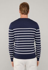 Maglione a righe blu navy con righe bianche orizzontali, colletto e polsini a coste, realizzato in un morbido materiale a maglia, design aderente.