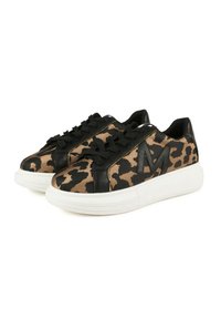 Sneaker con stampa leopardata e profili in pelle nera, dotate di suola in gomma bianca e lacci neri, progettate per un uso casual.