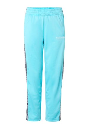 Pantaloni sportivi azzurri chiari con vita elastica, tasche laterali e strisce nere e bianche con logo lungo le cuciture esterne.