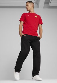 Puma SCUDERIA FERRARI RACE COLOUR SHIELD - Apdrukāts T-krekls - rosso corsa