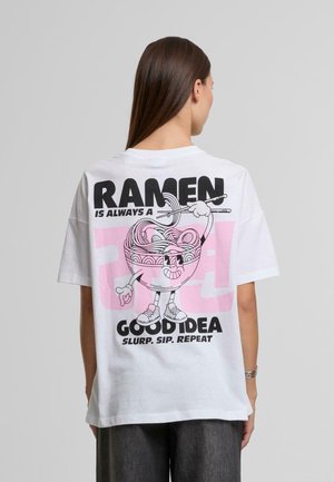 Bílý oversize tričko s barevným grafikou ramen a tučným černým textem "RAMEN JE VŽDY DOBRÝ NÁPAD" a hravými akcenty.