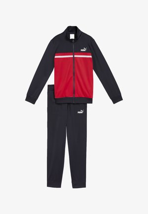 Czarno-czerwony dres Puma z kurtką na zamek, białym poziomym paskiem na wysokości klatki piersiowej oraz dopasowanymi czarnymi spodniami z logo Puma na udzie.