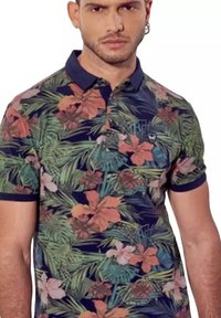 Korte mouwen polo shirt met een marineblauwe basis, featuring een levendige tropische bloemenprint in groen, oranje en roze. Inclusief een kraag en logo detail.