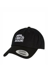 Casquette de baseball noire en coton, avec un texte brodé blanc disant "OUPS... JE L'AI ENCORE FAIT !" Sangle ajustable à l'arrière.
