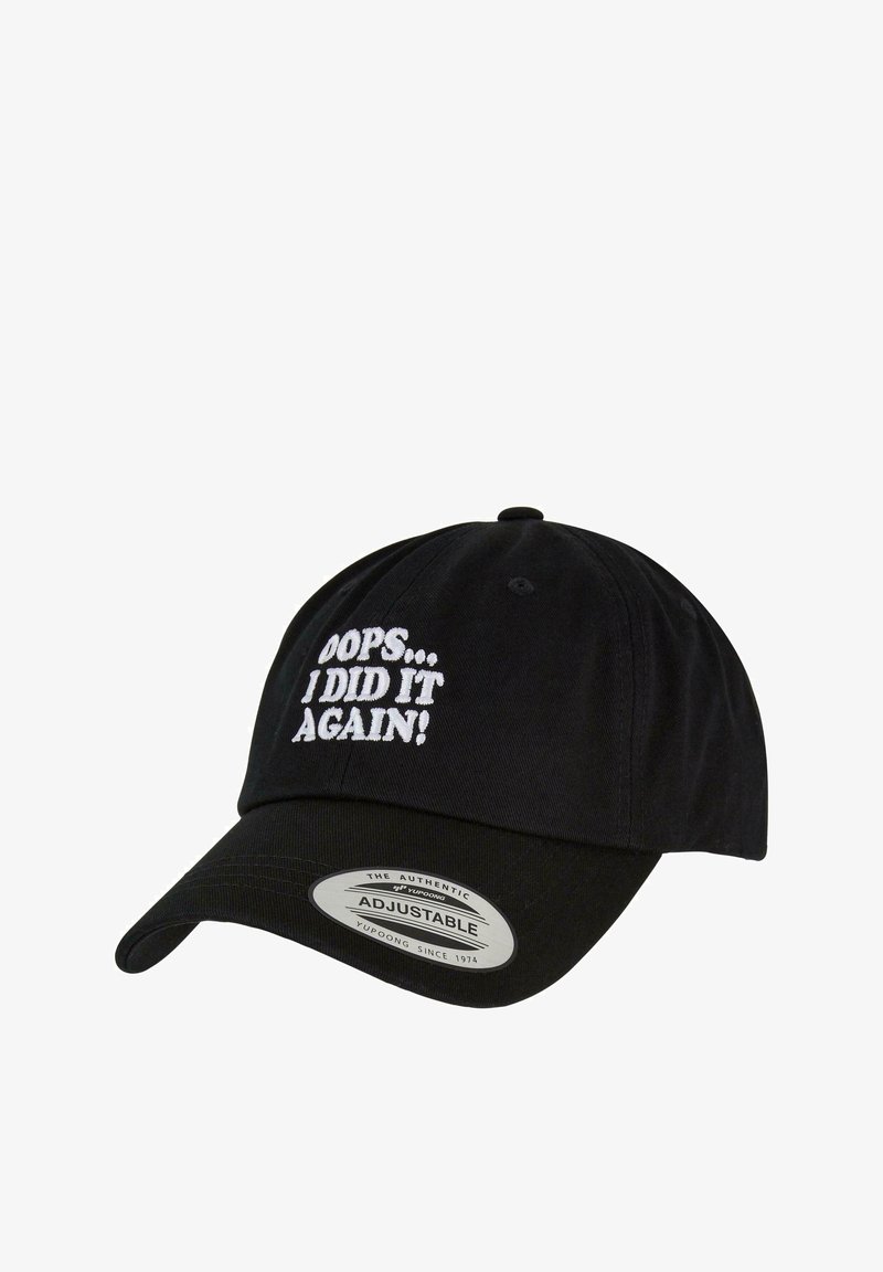 Mustas puuvillane baseball müts, millel on valge tikandiga tekst "OOPS... I DID IT AGAIN!" Tagaküljel on reguleeritav rihm.