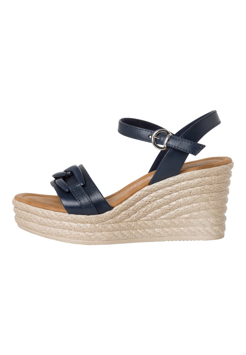 Sandalo con zeppa in pelle blu navy con una piattaforma beige tessuta e striata. Presenta dettagli con doppia fibbia e cinturino alla caviglia regolabile.