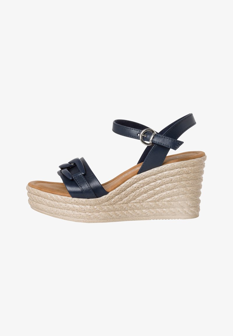 Sandalo con zeppa in pelle blu navy con una piattaforma beige tessuta e striata. Presenta dettagli con doppia fibbia e cinturino alla caviglia regolabile.