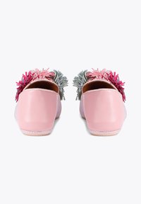 Roze leren instapschoenen met een gestructureerd mesh-gedeelte en kleurrijke pompons aan de achterkant, met een fonkelend accent langs de zool.