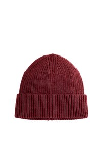 Bonnet en maille de couleur bordeaux foncé, avec un revers côtelé et un corps texturé. Sommet arrondi avec des détails discrets de couture verticale.