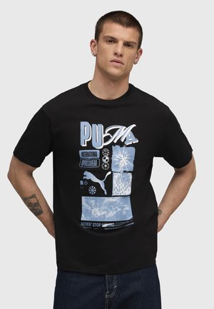 Mand med kort hår iført sort Puma T-shirt med blå og hvide grafiske blokke, Puma-logo og teksten "Never Stop Moving" på forsiden.