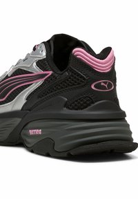 Zwart-zilveren sneaker van mesh en synthetisch materiaal, met roze accenten, dikke zool en een gevoerde kraag voor comfort.