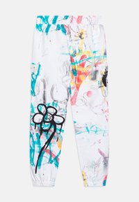 Witte cargobroek met multiculturele graffiti-patronen, elastische tailleband en enkelboorden. Beschikt over twee zijzakken met accenten.