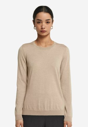 Beige langærmet striktrøje med rund halsudskæring; fin tekstur samt ribbet kant og manchetter, tætsiddende design. Ingen mønstre eller detaljer.
