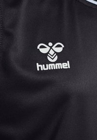 Svart textil med en slät yta har en vit logotyp av en stiliserad bi och ordet "hummel" under den.