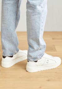 Sélectionné, white