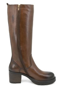 Stivale in pelle marrone al ginocchio con punta arrotondata, zip laterale e tacco spesso. Presenta una texture liscia e dettagli di cucitura sottili.