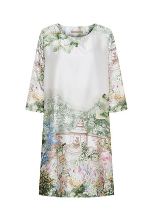 Hvid kjole med en akvarel have scene inklusive en fontæne, cykel, planter og blomster i bløde grønne, lyserøde og beige nuancer.