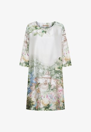 Hvid kjole med en akvarel have scene inklusive en fontæne, cykel, planter og blomster i bløde grønne, lyserøde og beige nuancer.