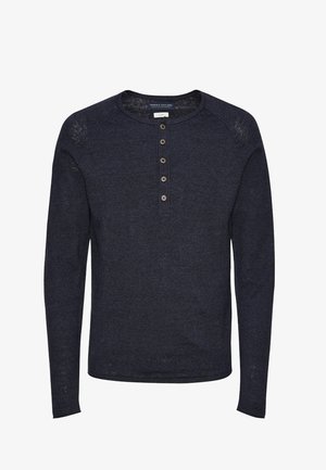 Camiseta henley de manga larga azul marino hecha de tela texturizada, con cuello redondo, tapeta de cinco botones y mangas ligeramente entalladas.