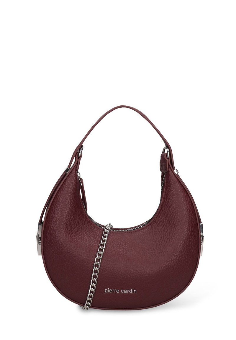 Sac à main en cuir bordeaux à la forme incurvée, surface texturée, bandoulière chaîne argentée et fermeture éclair sur le dessus. Porte la marque "pierre cardin".