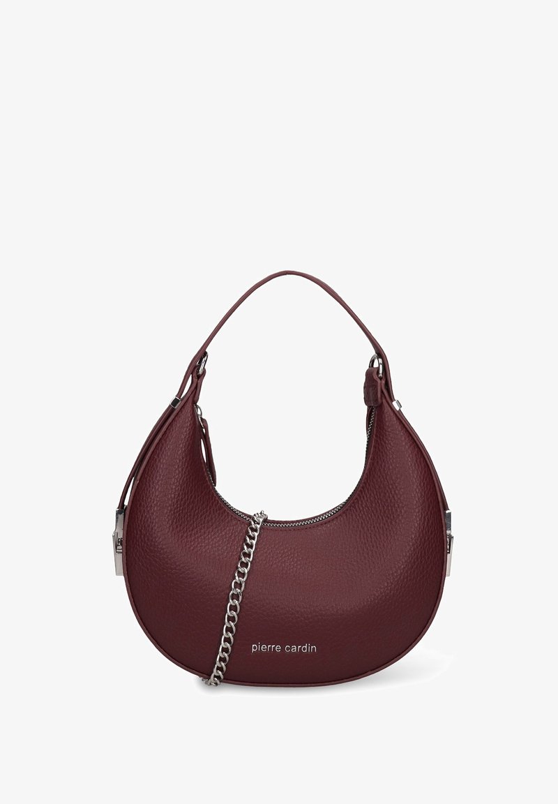 Sac à main en cuir bordeaux à la forme incurvée, surface texturée, bandoulière chaîne argentée et fermeture éclair sur le dessus. Porte la marque "pierre cardin".