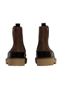 Stivaletti in camoscio marrone con dettagli in pelle nera, suola in gomma e retro testurizzato. Presentano un linguetta per il collo e cuciture decorative.