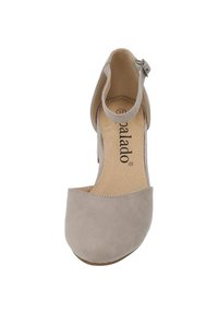 Zapato de tacón alto de ante beige con punta redonda, correa al tobillo y plantilla acolchada. Presenta el nombre de la marca impreso en la plantilla. Talla 37.