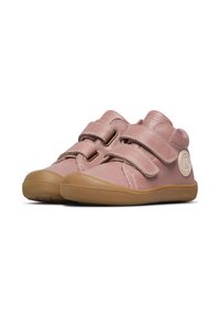 Scarpe per bambini in pelle rosa con doppie cinghie in Velcro, suole in gomma, punte arrotondate e una patch con logo circolare sul lato esterno.