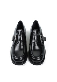 Czarne skórzane buty o wypolerowanym wykończeniu, z okrągłym noskiem i paskiem z srebrną klamrą. Płaska podeszwa i minimalistyczne detale szwów.