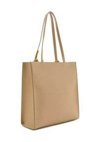 Tan leren tote bag met twee schouderbanden, een gestructureerde rechthoekige vorm, een gladde textuur en een minimalistisch ontwerp.