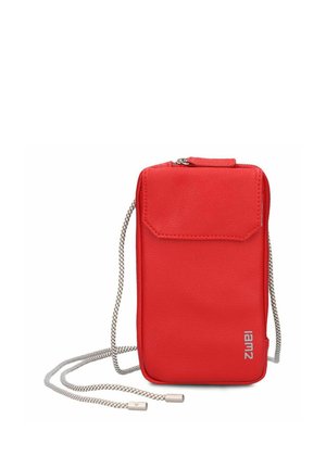 Rote rechteckige Umhängetasche mit Vorderklappe, Reißverschluss und weißem geflochtenem Riemen mit Metallenden, Marke "Zwei" unten rechts.