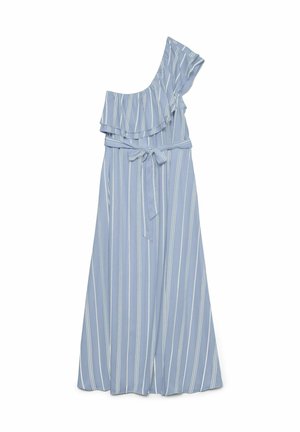 Lichtblauwe jurk met één schouder, witte verticale strepen, ruches bij de halslijn, taille met ceintuur en losvallende stof tot aan de enkel.