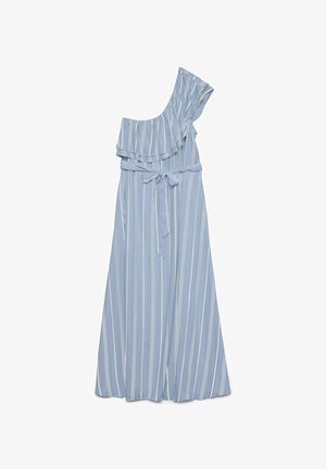 Vestido azul claro de un solo hombro con rayas blancas verticales, escote con volantes, cintura con cinturón y caída suelta hasta el tobillo.