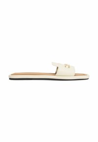 Sandalia deslizable en material sintético color crema. Presenta una punta cuadrada, diseño minimalista, suela plana y un acento metálico en tono dorado.